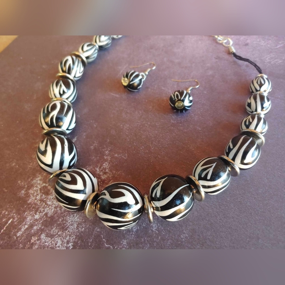 RARE/Vintage 80's Zebra wooden beaded necklace & earring set. - Picture 12 of 17